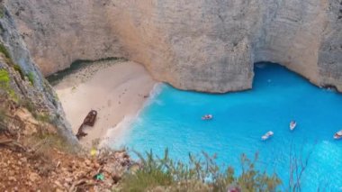 Yunanistan 'ın Zante kentindeki ünlü gemi enkazlı Naavagio plajı. İyon Denizi 'ndeki Zakynthos Adası' ndaki popüler gemi enkazı sahnesinin görüntüleri. Yunan seyahat beldesi, doğa simgesi.