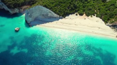 Yunanistan 'ın İyon Denizi' ndeki Kefalonia adasındaki uzak Fteri Sahili. Kıyı şeridinin bu havadan görünüşü, beyaz kumlu bir sahil, kireçtaşı uçurumları ve şaşırtıcı bir turkuaz deniz, sefalonya.