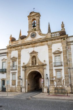 Portekiz 'in Faro kasabasındaki eski Hıristiyan kilisesi. Leylek yuvaları çatıda. Portekiz 'in Algarve ilindeki eski Faro kasabasına açılan bir kapı.