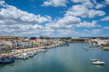 Tavira şehri kıyısı güneşli bir günde, Portekiz. Sabah ışığında Tavira şehri, Algarve bölgesi, Portekiz. Güzel Gilao nehri Tavira 'nın eski kasabasında