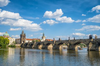 Charles Köprüsü Prag, Çek Cumhuriyeti 'nde güneşli bir günde. Ünlü Karlov Prag şehrindeki Vltava Nehri üzerindeki en büyük köprü..