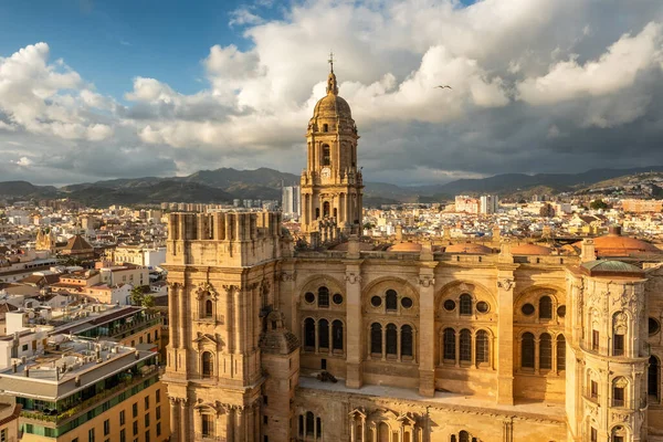Malaga Cityscape Krásnou Katedrálou Inkarnace Při Západu Slunce Španělsko Staré — Stock fotografie
