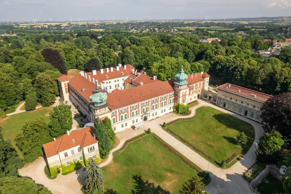 16世紀のバロック様式のランカット城 旧ポーランドの壮大な邸宅 Subcarpathian Voivodeship ポーランドの空中ビュー 夏の美しい緑の公園で歴史的な城 — ストック写真