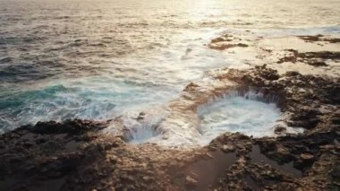 Las Palmas, Gran Canaria Adası, İspanya 'daki El Bufadero de La Garita' nın hava manzarası. Dalgalar su altı kemerine çarpar ve büyüleyici bir manzara yaratır. Gran Canaria 'nın doğal simgesi