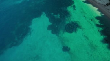 Yunanistan 'ın Ithaki Adası' ndaki turkuaz renkli deniz suyuyla güzel bir Gidaki plajının hava manzarası. Güzel Ithaca adası manzarası, İyon denizi, kristal berrak deniz suyu. Rüya tatil beldesi