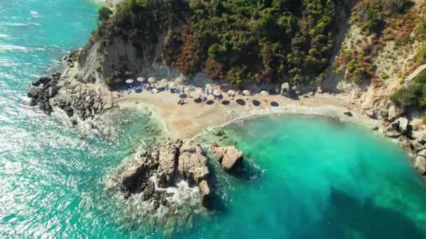 希腊Zakynthos岛上美丽的Xigia沙滩 从空中俯瞰爱奥尼亚海的小西吉亚海滩 阳光灿烂的夏日 无人轨道中弹 — 图库视频影像