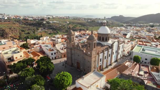 阿吉米斯与西班牙加那利群岛大加那利群岛圣塞巴斯蒂安教区教堂的城市景观 美丽的Gran Canaria岛上迷人的Aguimes小镇的空中景观 — 图库视频影像