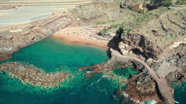 테네리페 카나리아 스페인의 플라야 아바마 해변의 해변은 청록색 고급스러운 해안선을 — 비디오