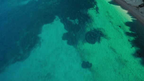 Αεροφωτογραφία Μιας Πανέμορφης Παραλίας Στο Γιδάκι Γαλαζοπράσινα Νερά Στην Ιθάκη — Αρχείο Βίντεο