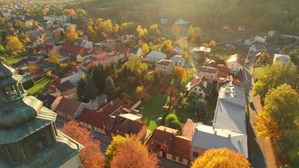 秋天日落时在波兰小波兰省的Stary Sacz镇的空中景观 匈牙利的圣伊丽莎白教区教堂和斯托里 萨克斯的城市景观 波兰的秋季季节 — 图库视频影像