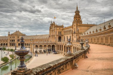 İspanya 'nın Sevilla şehrinde bulutlu bir günde İspanyol Meydanı veya Plaza de Espana. İspanya, Endülüs, Sevilla 'daki Espana Sarayı' na bakın. İspanyol hedef sahnesi.