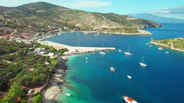 希腊爱奥尼亚海Zakynthos岛上的Agios Nikolaos渔村和港口 Zante的希腊小Agios Nikolaos港口美丽的绿松石湾中船只的空中照片 — 图库视频影像
