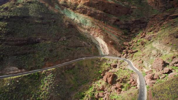 Luftaufnahme Von Los Azulejos Veneguera Oder Regenbogenfelsen Auf Gran Canaria — Stockvideo