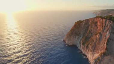 Yunanistan 'da günbatımında yüksek uçurumlar ve güzel İyon deniz manzaralı büyüleyici Zakynthos adası manzarası. Resimli Zante adasında büyüleyici bir seyahat yeri..