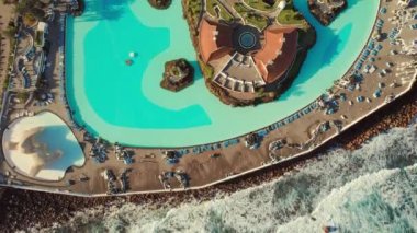 İspanya, Tenerife, Kanarya Adaları 'ndaki Puerto de la Cruz' daki kamu tuzlu su havuzlarının yukarıdan görünüşü. Tenerife adasında lüks yüzme havuzu kompleksi