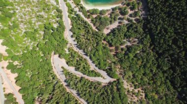 Yunanistan 'daki Kefalonia, İyon adasındaki Chorgota plajının havadan aşağı manzarası. Sefalonya adasındaki Horgota plajı. İyon Denizi 'ndeki Yunan adasında turkuaz deniz suyu bulunan küçük cennet plajı