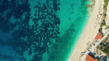Yunanistan 'ın İyon Denizi' ndeki Kefalonia adasında turkuvaz deniz suyuyla dolu güzel boş bir sahil. Baş döndürücü bir tepeden aşağı hava manzarası Yunanistan 'ın Kefalonya adasındaki cennet plajını gösteriyor.
