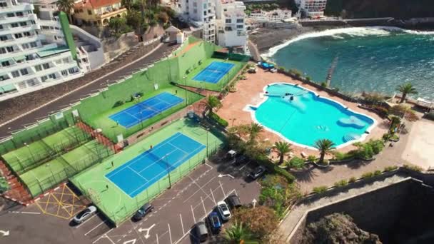 西班牙Tenerife的Playa San Marcos海滩上有体育场和游泳池的住宅建筑 西班牙加那利群岛Tenerife沿海小镇圣马科斯的空中景观 — 图库视频影像