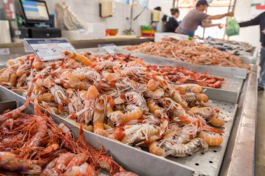 Marketin orada taze karidesler var. Olhao pazarında satılık karides ve deniz ürünleri..