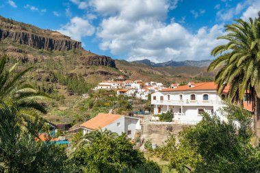 İspanya, Gran Kanarya adasının manzarası. Geleneksel Kanarya köyü, Gran Kanarya 'nın dağlık arazisine kurulmuştu..