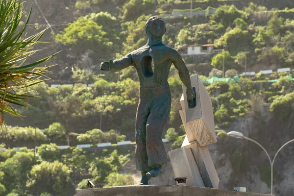 西班牙Tenerife 2023年1月26日 雕塑家费尔南多 加西亚 拉莫斯 Fernando Garcia Ramos 的铜像 献给许多离开加那利群岛的移民 — 图库照片