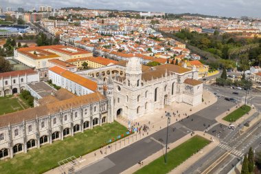 Portekiz, Lizbon 'un Belem bölgesindeki Jeronimos Manastırı' nın hava manzarası. Ünlü Lisboa simgesi ve Unesco Heritage sitesi.