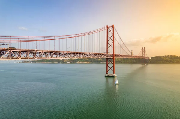 ポルトガルのリスボンにある25 Abril Bridgeの空中写真 リスボン市とアルマダの自治体を接続していますTejo川の左岸 — ストック写真