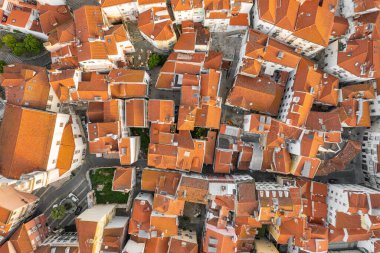 Lizbon şehir merkezi, Portekiz 'in havadan aşağı manzarası. Lizbon 'un eski şehir siluetinin insansız hava aracı görüntüleri. Portekiz 'in başkenti Alfama' nın tarihi bölgesi. Lisboa şehrinin tarihi binaları