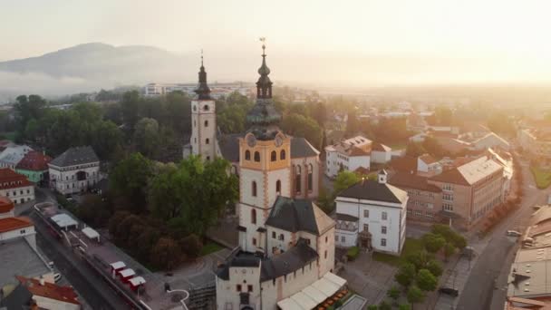 Banska Bystrica Cityscape Την Ανατολή Του Ηλίου Καλοκαίρι Σλοβακία Αεροφωτογραφία — Αρχείο Βίντεο