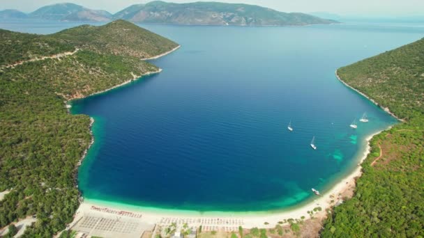 希腊Kefalonia岛上Antisamos海滩上美丽的水晶清澈蓝水 希腊爱奥尼亚岛Kefalonia岛上的天堂海滩和日光浴床的空中景观 空中轨道中弹 — 图库视频影像