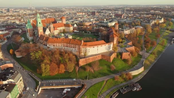 クラクフの歴史あるロイヤルウォーエル城は ポーランドのマロポスカ地方の日没にあります 歴史的な中庭 大聖堂 サンドミシュタワー 秋の季節の防御壁の空中ビュー — ストック動画