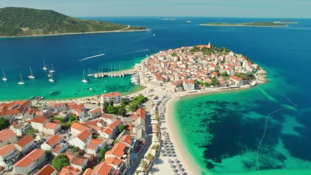 Vista Aérea Pintoresca Ciudad Primosten Mar Adriático Croacia Playa Idílica — Vídeos de Stock