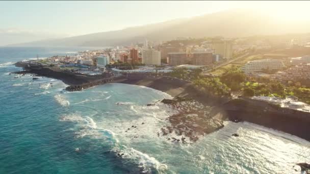 与西班牙特内里费一起从空中俯瞰克鲁斯港的城市景观 Tenerife岛上日出时分Purto Cruz镇的天际线 — 图库视频影像