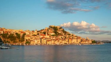 Hırvatistan 'ın Dalmaçya bölgesindeki Sibenik eski kentinde günden geceye 4K' lık bir gecikme yaşandı. Akdeniz şehri Sibenik 'in ufuk çizgisi ve günbatımında ortaçağ eski kasabası. UNESCO Dünya Mirasları Listesi.