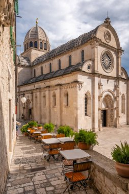 Saint James Katedrali, Sibenik, Dalmaçya, Hırvatistan. Hırvatistan 'ın ünlü tarihi ve turistik mekanı olan Sibenik kasabasındaki katedralin dar ortaçağ caddesinden manzara. UNESCO Dünya Mirasları Listesi