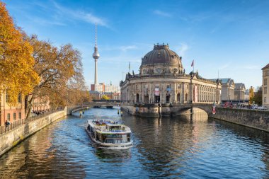 Berlin, Almanya - 27 Kasım 2022: Berlin, Almanya 'da güneşli bir sonbahar gününde Spree nehri üzerindeki Müze Adası' ndan geçen turist gemisi