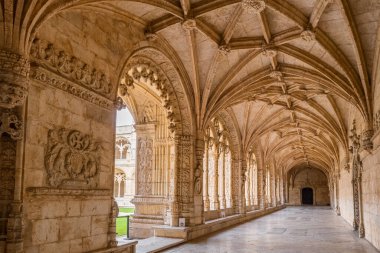 Portekiz, Lizbon 'un Belem bölgesinde, Mosteiro dos Jeronimos, Hieronymites Manastırı' nın dehlizinde güzel bir atlama. Ünlü Lisboa simgesi ve Unesco Heritage sitesi.