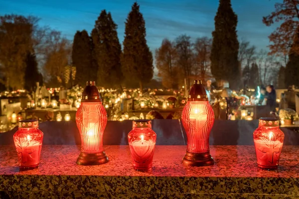 Свечи Могилах Надгробия Кладбище Польше Время Дня Святых Дня Задушек — стоковое фото