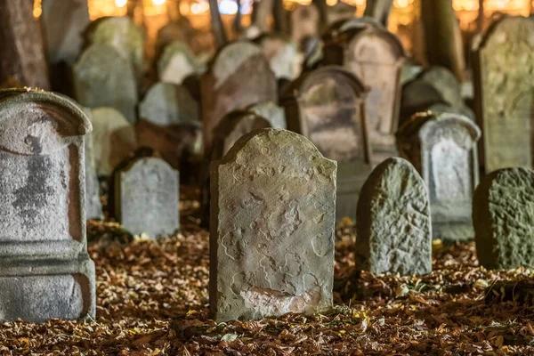 夜の古い墓地に墓石がある ブランケットされた墓石は不気味なシーンを作成します 左の墓石は 暗い秋の設定で不気味な雰囲気に追加されます 墓地のクリーピーな老化した墓石 — ストック写真
