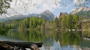 Yüksek Tatras Dağları 'ndaki yaz manzarası Ulusal Park ve Slovakya' daki Strbske Pleso Gölü dağları. Düzenli görüntüler ortaya çıkıyor. Sakin Strbske Gölü, Tatra dağlarıyla çevrili.