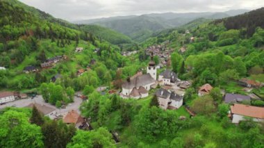 Slovakya 'nın İspanyol Dolina köyünde güzel bir kırsal alan. Eski bir maden köyü. Spania Dolina 'daki tarihi kilise. Slovakya dağlarında yaz manzarası.