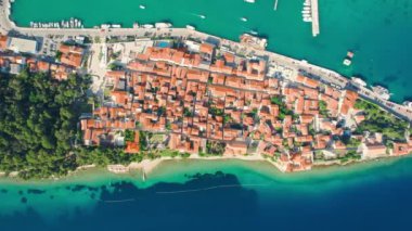 Hırvatistan 'daki Rab adasının havadan aşağı manzarası. Lord Kasabası 'nın en iyi manzarası. Adriyatik Denizi 'ndeki adanın tarihi şehir merkezi. Hırvatistan 'ın Dalmaçya bölgesindeki Rab adasındaki ünlü Rab kasabası.