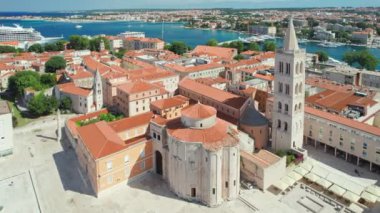 Hırvatistan 'ın Dalmaçya bölgesindeki Zadar kasabasının hava manzarası. Tarihi Roma Forumu, Çan Kulesi ve Katedral Binası. Hırvatistan 'ın ünlü simgeleri. Zadar şehrinin İHA yörünge görüntüsü