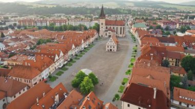 Bardejov, Slovakya 'daki Aziz Giles Bazilikası. Slovakya 'nın Bardejov Eski Kasabası' nın günbatımında hava manzarası. Slovakya 'da kilise ve ana meydanı olan güzel ortaçağ Bardejov kasabası.