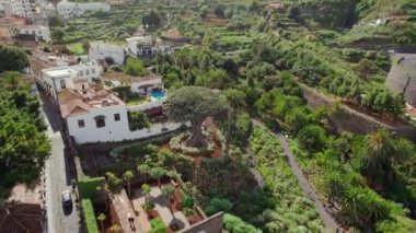 Icod de los Vinos kasabasının hava manzarası, Tenerife, Kanarya Adaları, İspanya. Bin yıllık ünlü Ejderha Ağacı ve Parroquia San Marcos 'la park et. Tenerife 'deki eski Millenario Dev Dracaena ağacı