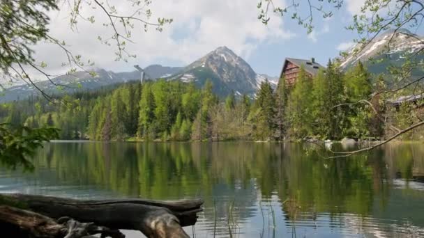 在斯洛伐克的塔特拉山高山国家公园和Strbske Pleso湖山的夏景 揭示了稳定的镜头 平静的Strbske Pleso湖 被Tatra山环绕 — 图库视频影像