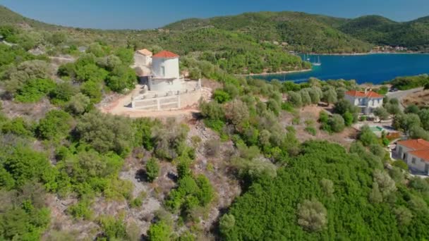 Luchtfoto Van Traditionele Griekse Windmolen Prachtige Zee Met Turquoise Kleur — Stockvideo