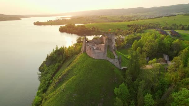 Günbatımında Czorsztyn Gölü Kıyısındaki Yıkık Dökük Ortaçağ Czorsztyn Kalesi Nin — Stok video