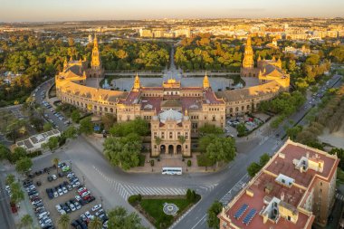 İspanya, Seville 'de gün doğumunda Espana Meydanı. Ünlü İspanyol Meydanı ve Maria Luisa Parkı 'nın sabah Sevilla' daki insansız hava aracı fotoğrafı. Endülüs 'teki tarihi İspanyol meydanında güzel bir ışık