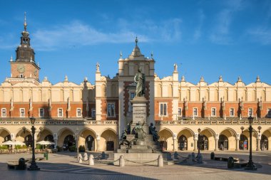 Adam Mickiewicz ve Sukiennice 'in heykeli, Polonya' nın Cracow kentindeki pazar meydanında belediye binasında sergileniyor. Anıtta 